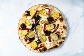Lo chef vegetariano Paul Ivic - del ristorante Tian di Vienna, una stella Michelin - crea una pizza speciale con Denis Lovatel 