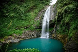 Oltre l’oceano: maestose cascate ne Le Isole di Tahiti