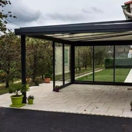 Exterior design: come valorizzare il giardino con una pergola con tetto fisso
