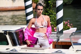Valentina conquista Venezia: nude-look per i paparazzi