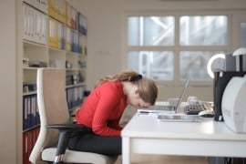 Computer e smartphone possono favorire i dolori cervicali: ecco perché e come prevenire il problema