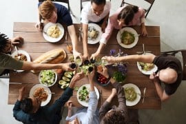 Cena con gli amici: 4 idee per sorprenderli
