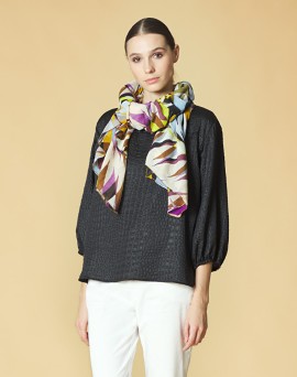 Manila Grace ci suggerisce come indossare un accessorio iconico e versatile: il foulard