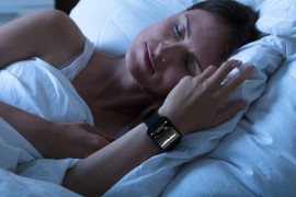3 italiani su 4 non rinunciano allo smartphone sotto le coperte pur conoscendo gli effetti negativi della luce blu sul sonno. Indagine Emma – The Sleep Company