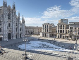 L'installazione di Angelo Cruciani a Piazza Duomo. Domenica 21 Giugno Milano si è svegliata con un grande cuore, nel cuore della città